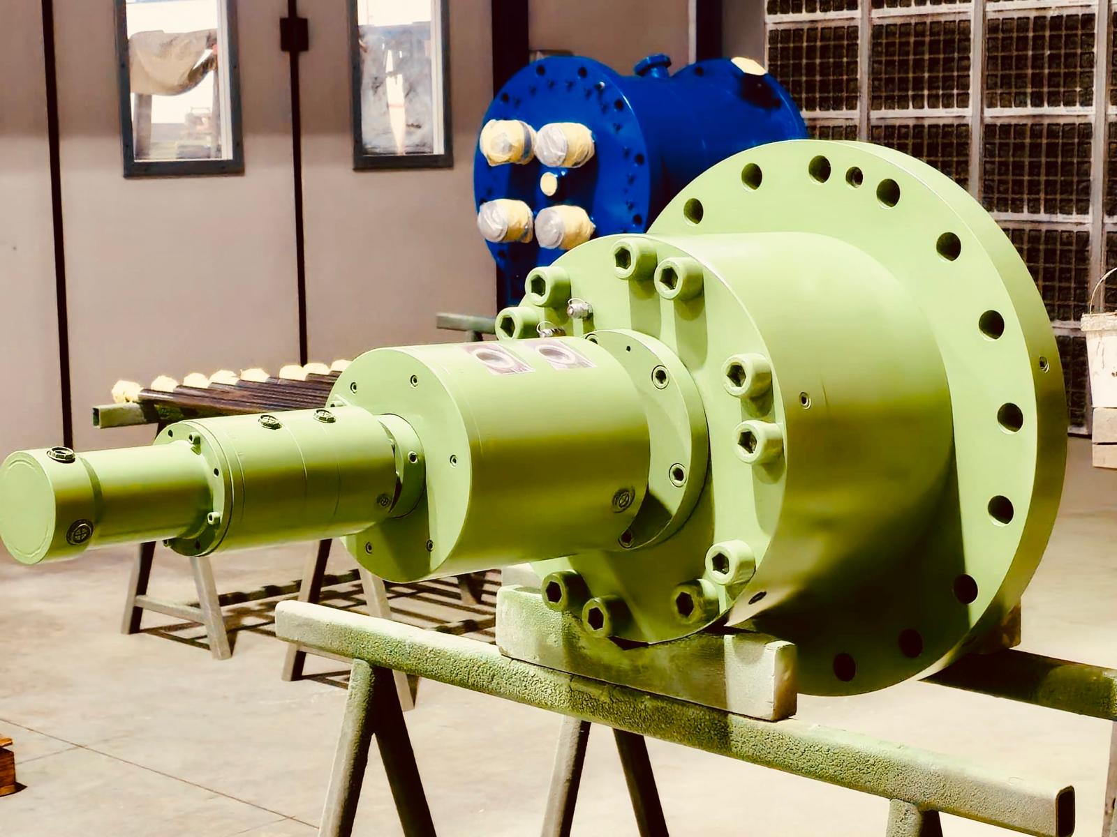 FOSSA rotating cylinder with oil-grease transducer assembly